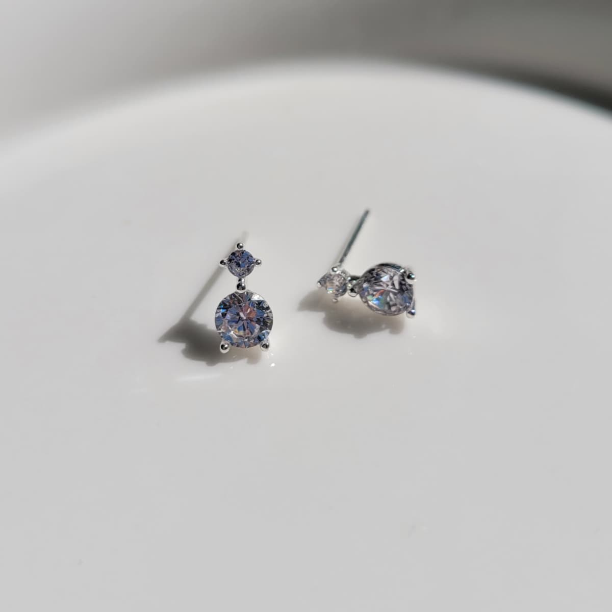 Luminous silver stud earrings - 이미지 1