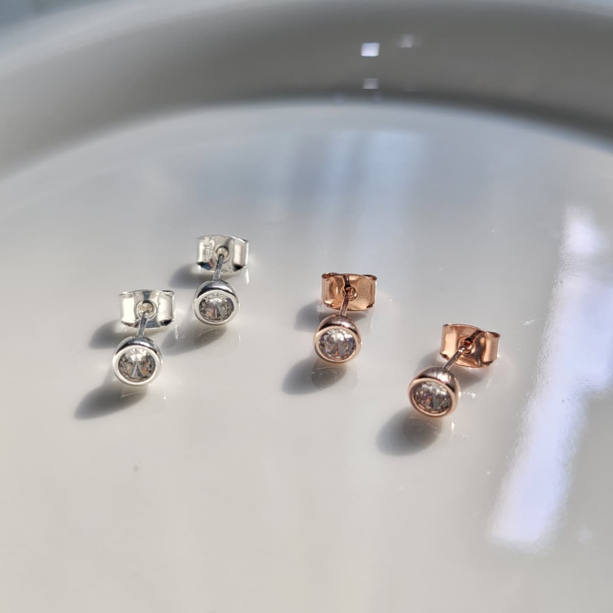 4mm Well Silver Stud Earrings - 이미지 3