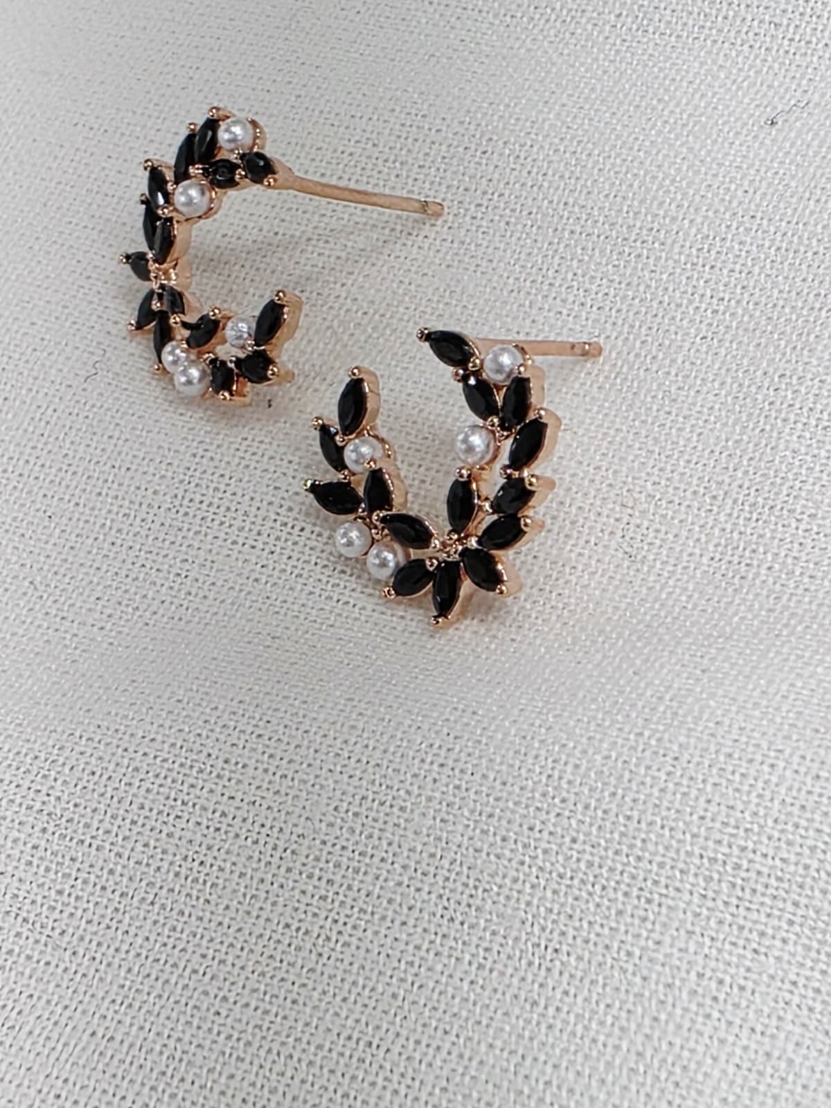 Black Leaf Moon Pearl Point Half Moon Earrings Silver Post - 이미지 4