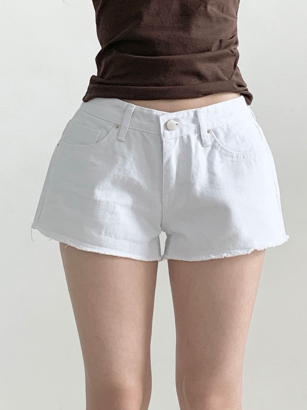 926 Low-rise Cut-off Hem Cotton Shorts - 이미지 9