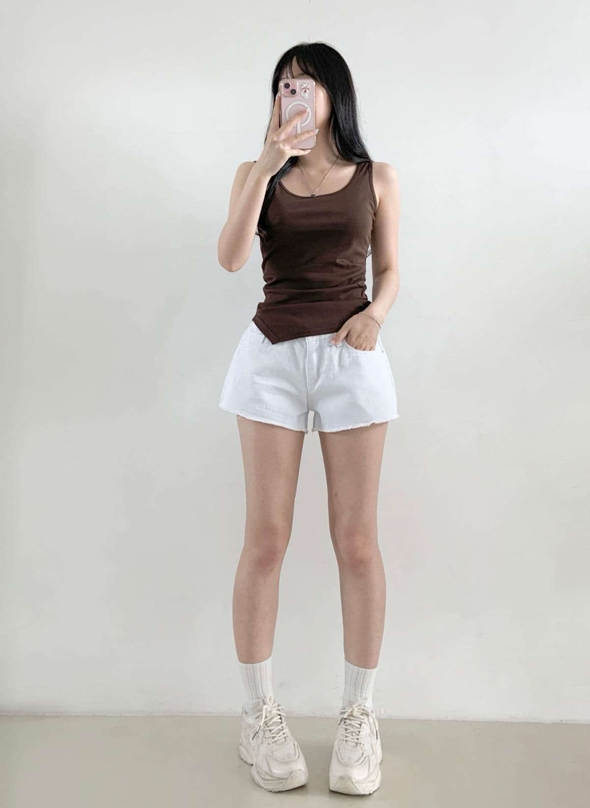 926 Low-rise Cut-off Hem Cotton Shorts - 이미지 5