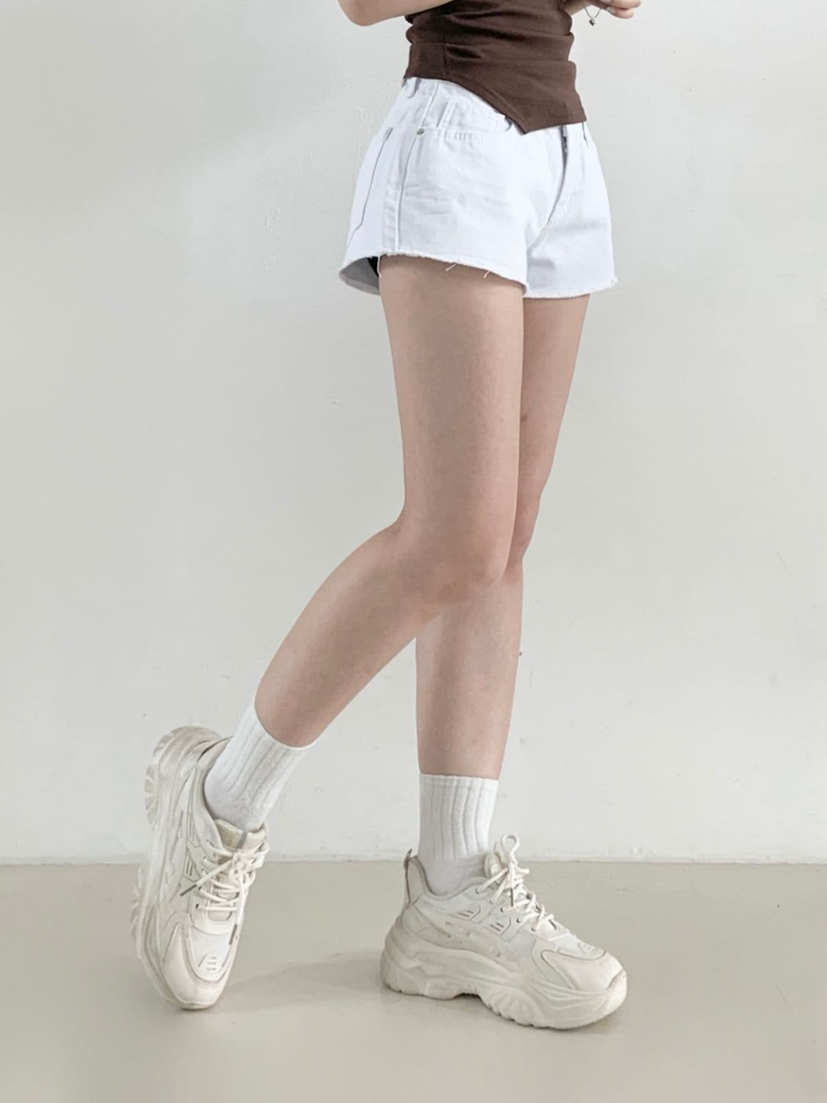 926 Low-rise Cut-off Hem Cotton Shorts - 이미지 6