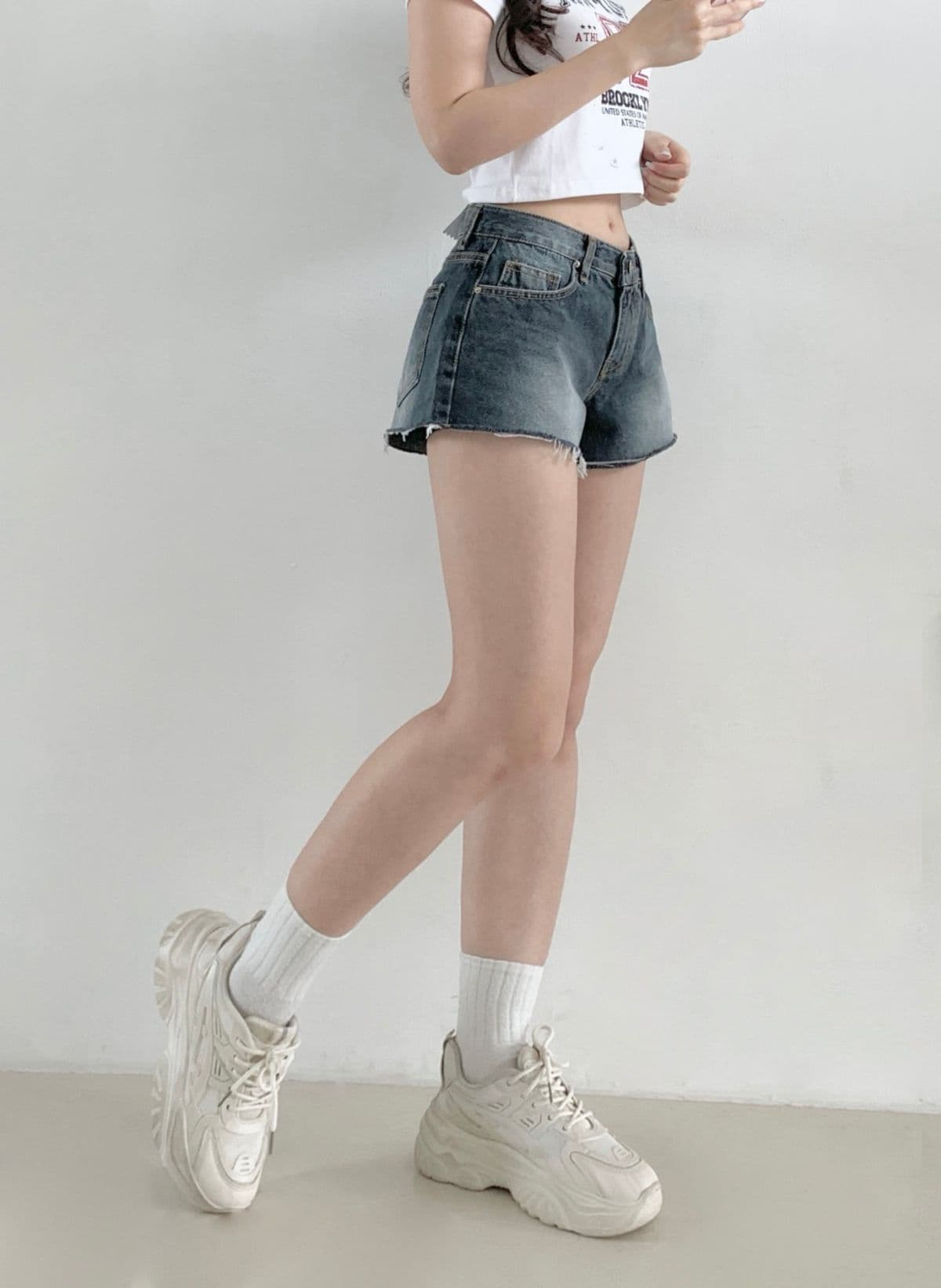 929 Gray Washed Low-Fit Cutoff Denim Shorts - 이미지 6