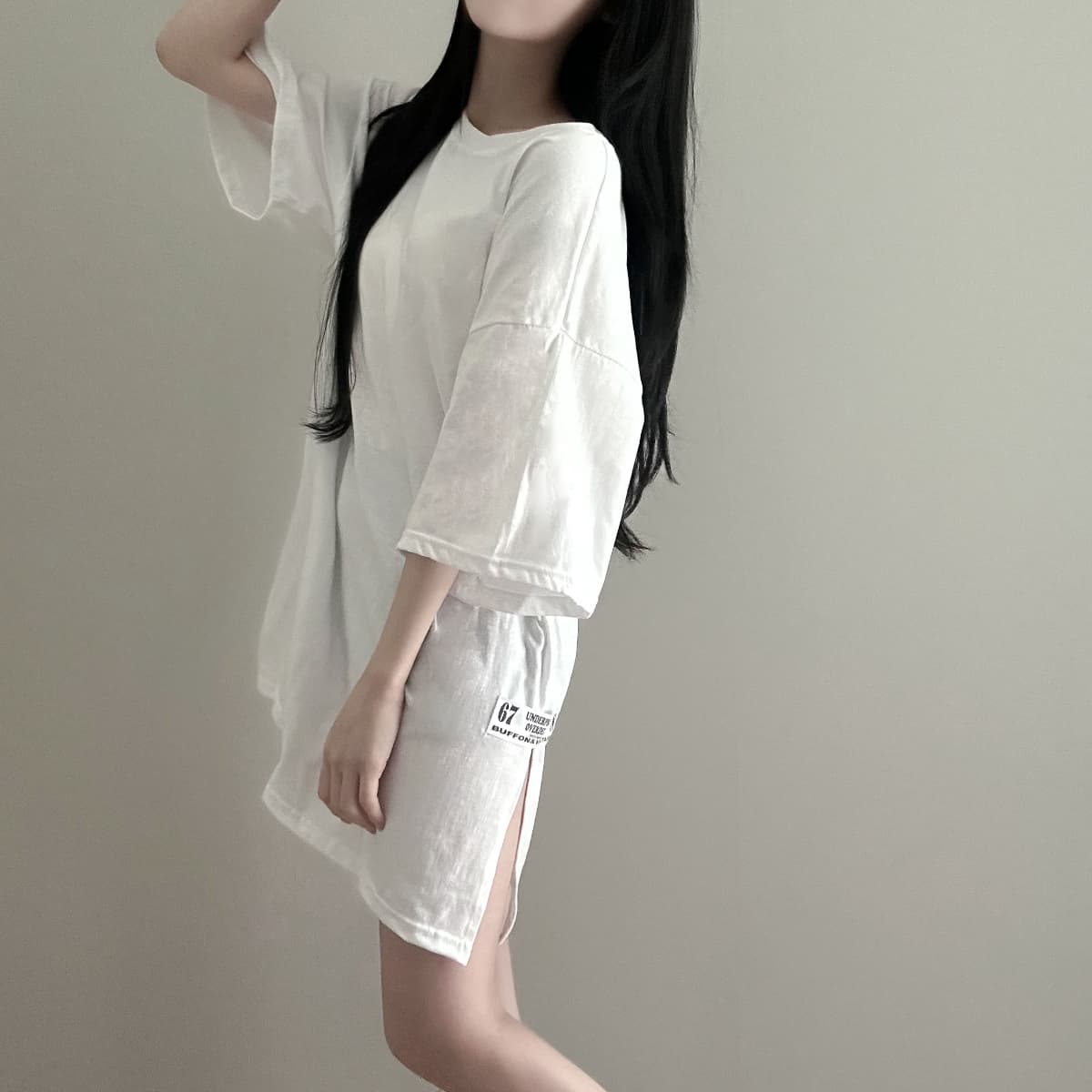 Queen Box — Oversized Side Slit Long Short Sleeve T-shirt - 이미지 3