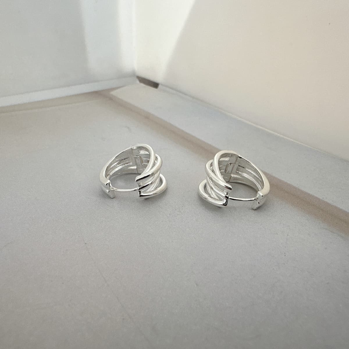 Silver925 Bold Irregular 5-Line Shape Daily One-Touch Silver Earrings - 이미지 14