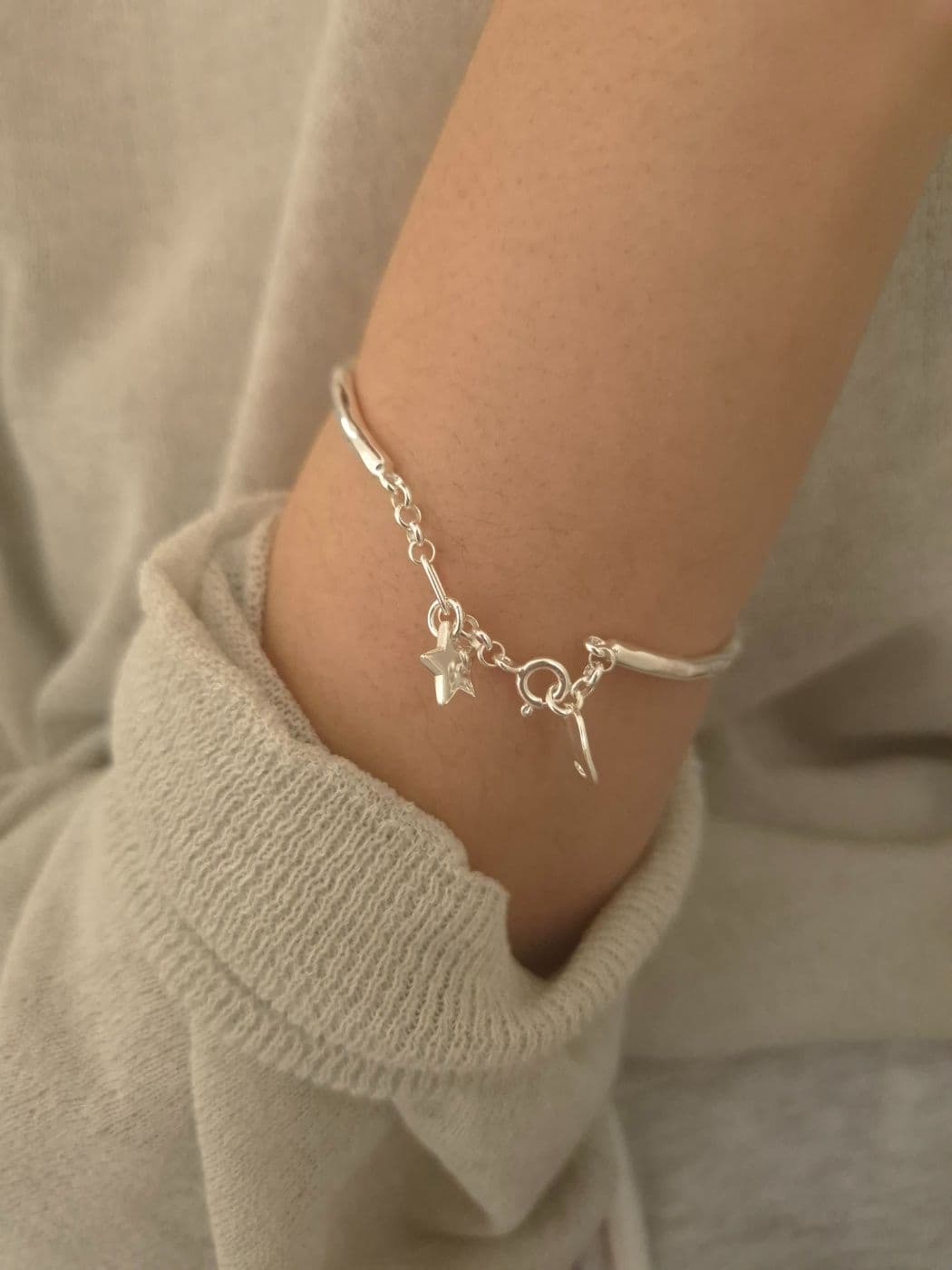 Silver 925 Rough Star Bangle Bracelet B260565111 - 이미지 1