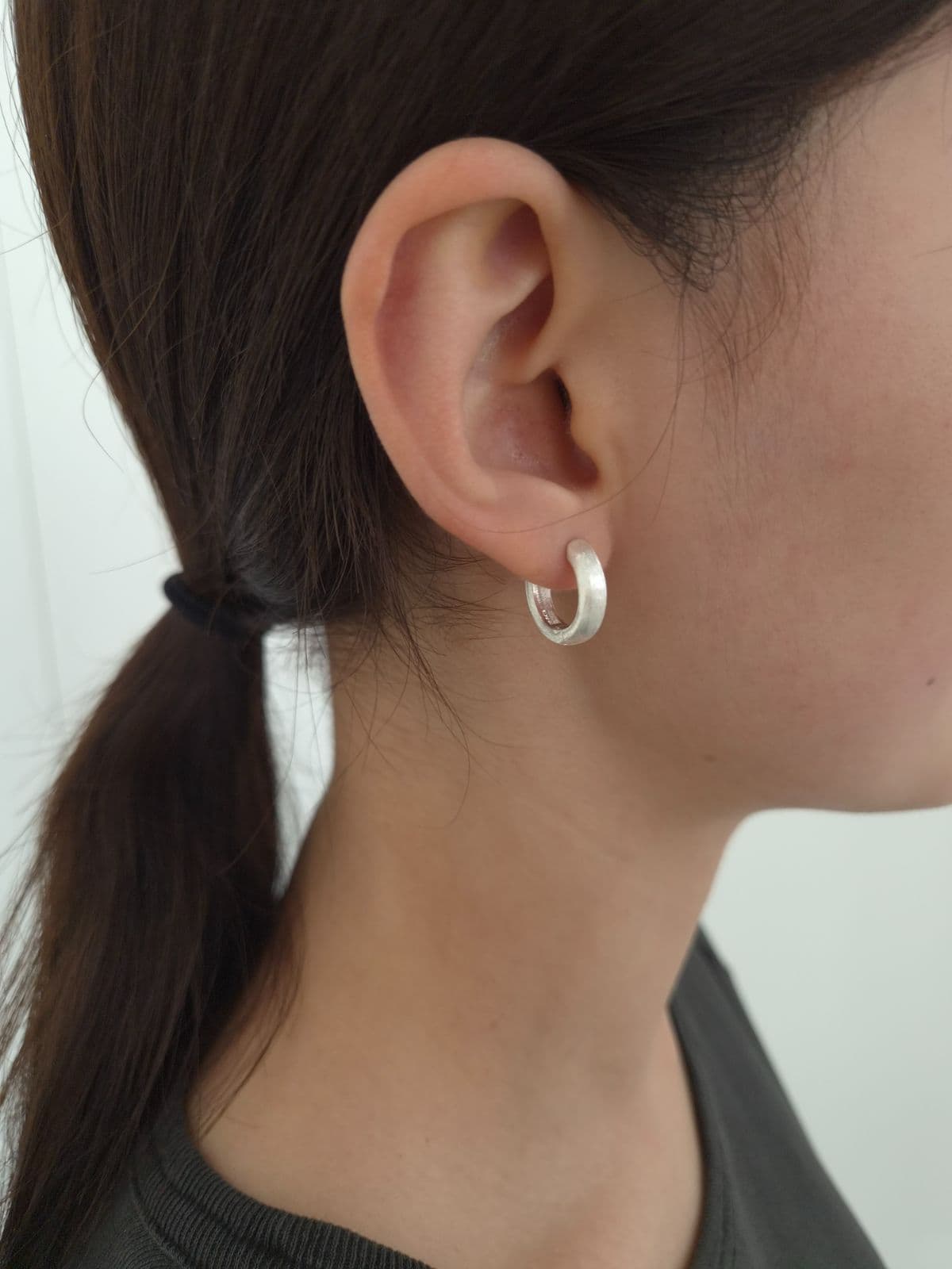 Silver 925 One-Touch 18mm Matte Earrings E260672107 - 이미지 2