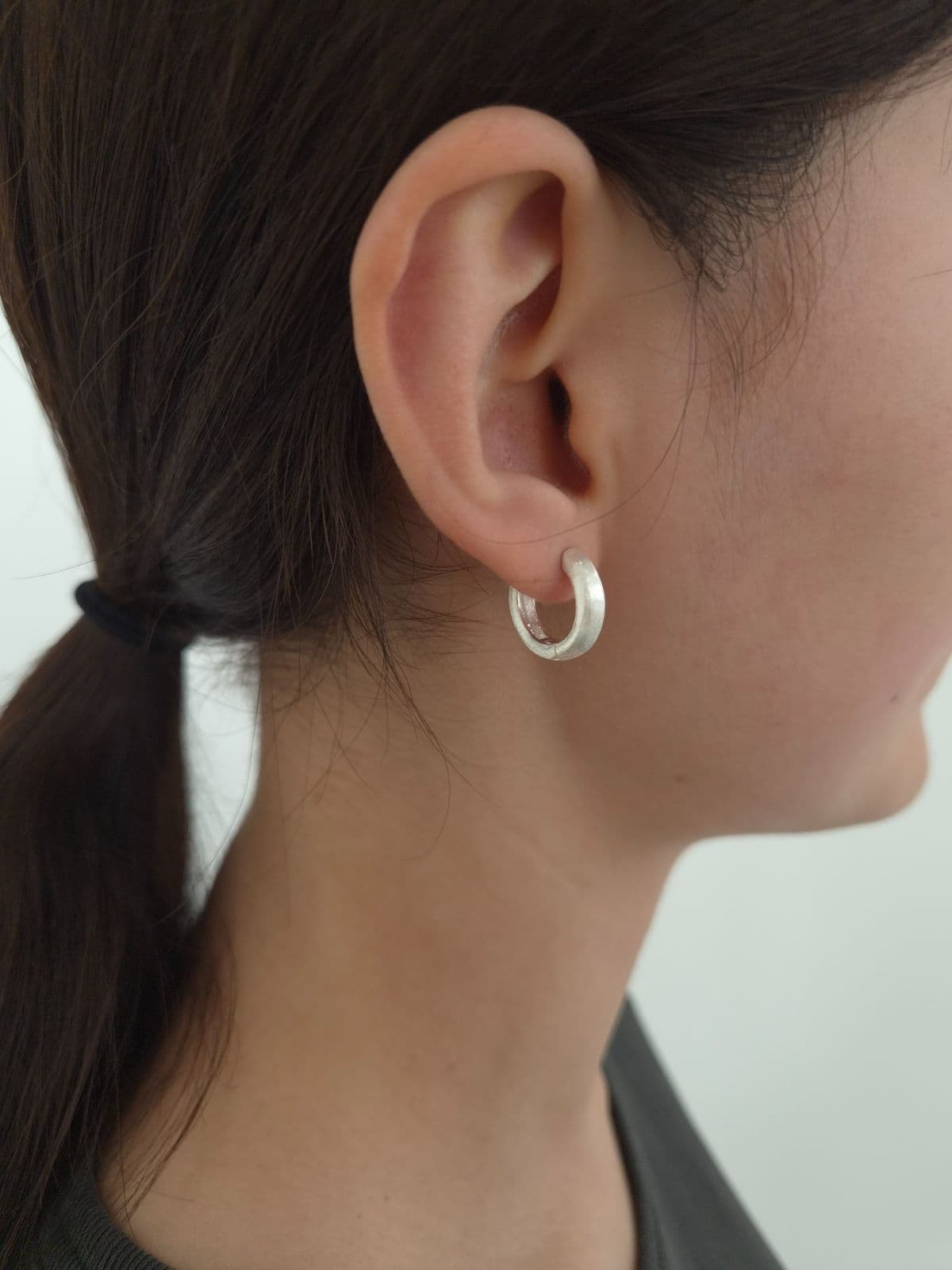Silver 925 One-Touch 18mm Matte Earrings E260672107 - 이미지 1