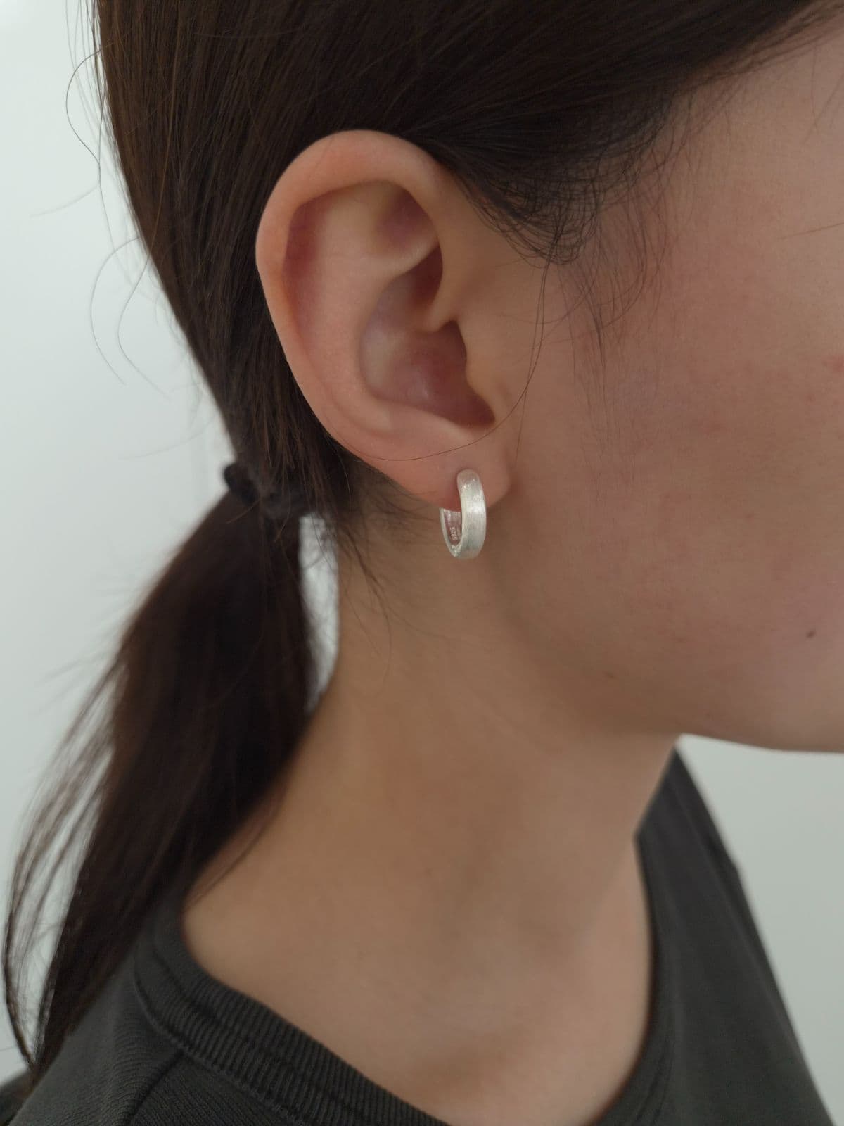 Silver 925 One-Touch 18mm Matte Earrings E260672107 - 이미지 3