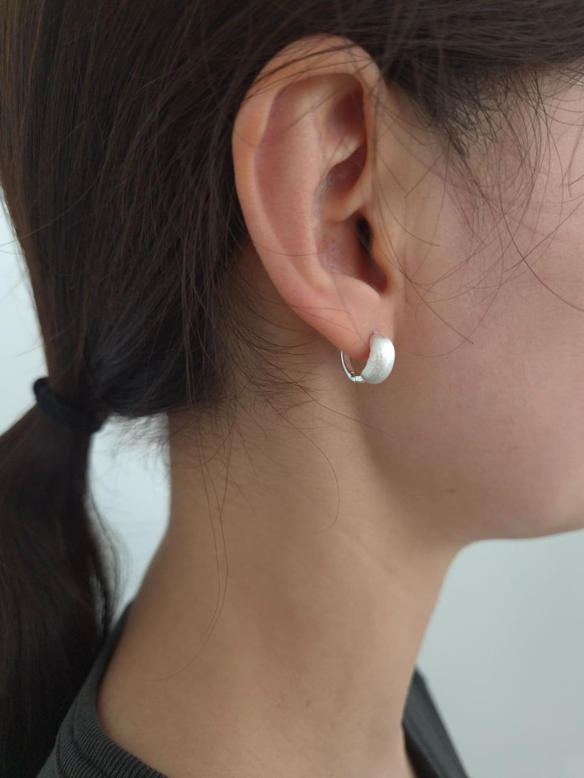 Silver 925 One-Touch Glossy-Matte Round Earrings E240566098 - 이미지 1