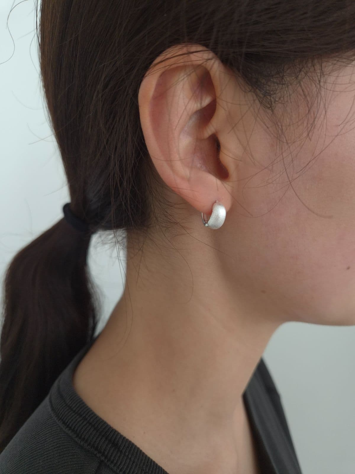 Silver 925 One-Touch Glossy-Matte Round Earrings E240566098 - 이미지 2