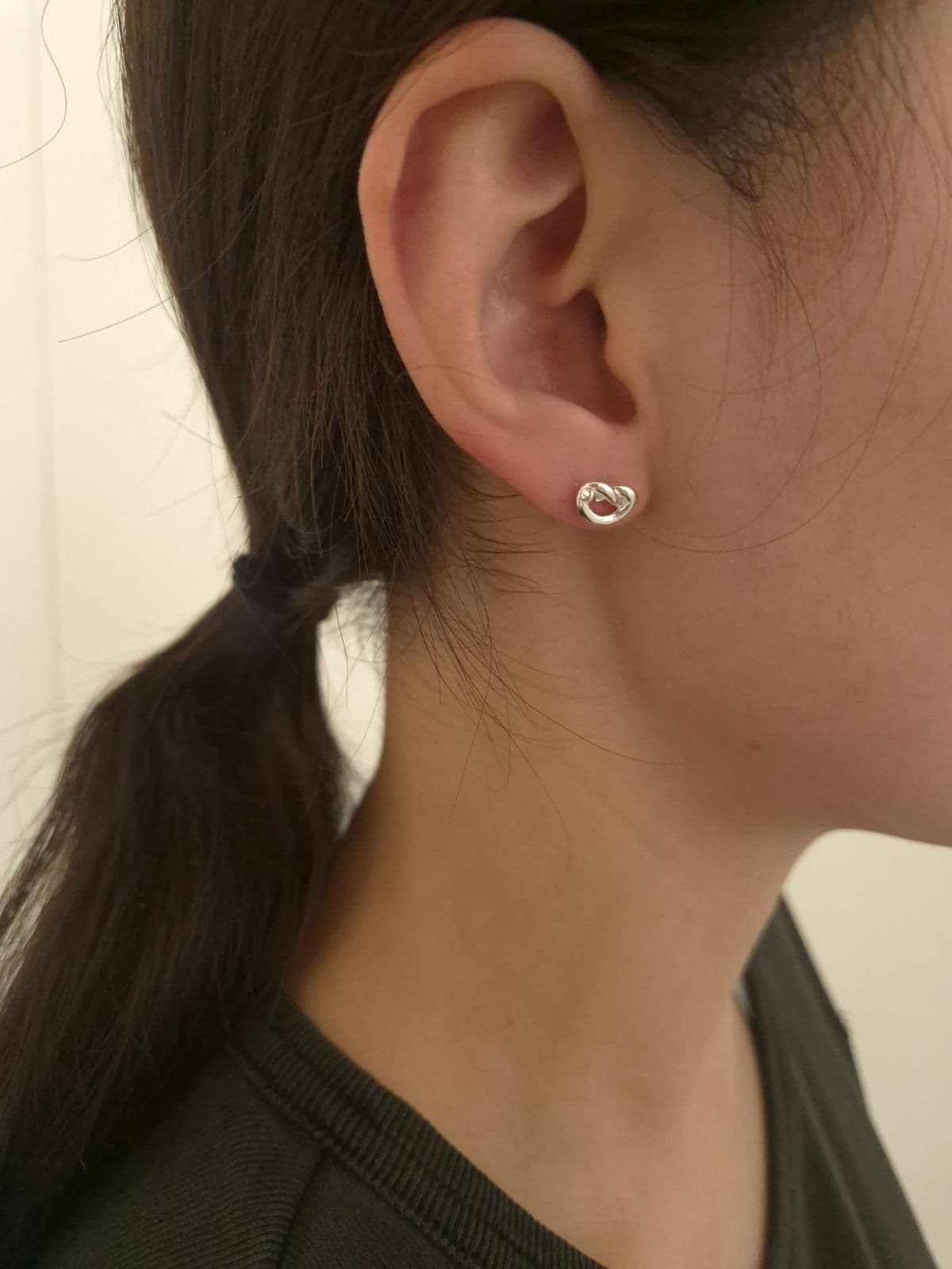 Silver 925 Heart Twisted Cubic Post Earrings E221296409 - 이미지 1