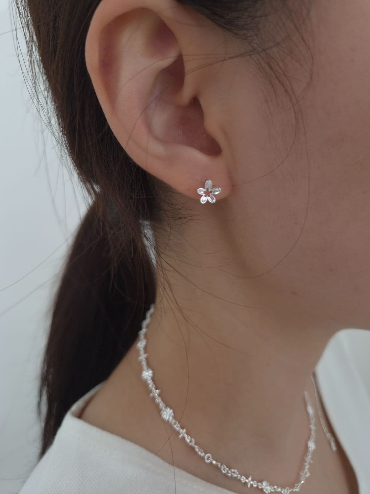 Silver 925 Flower Post Earrings E240330430 - 이미지 1