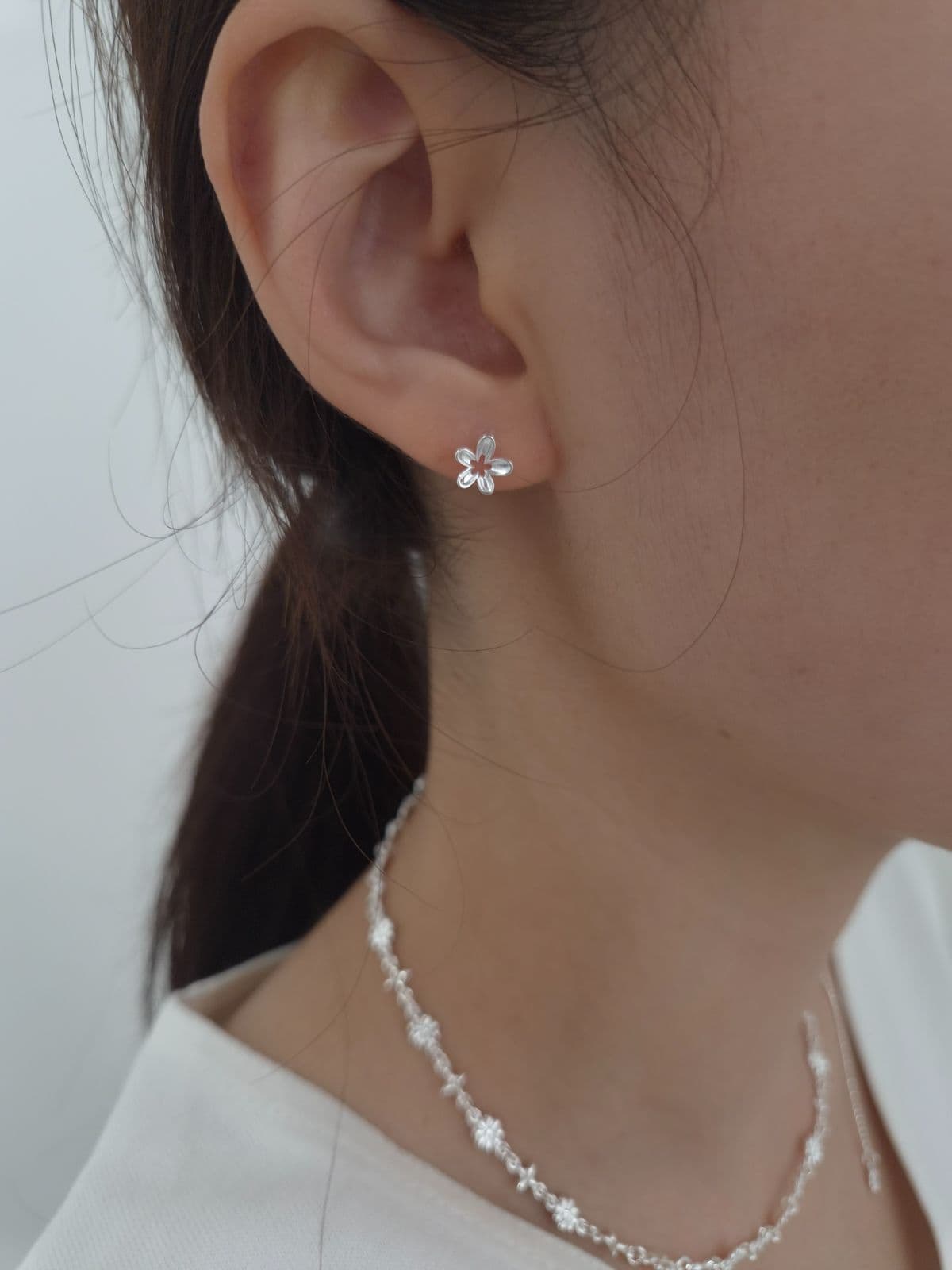 Silver 925 Flower Post Earrings E240330430 - 이미지 2