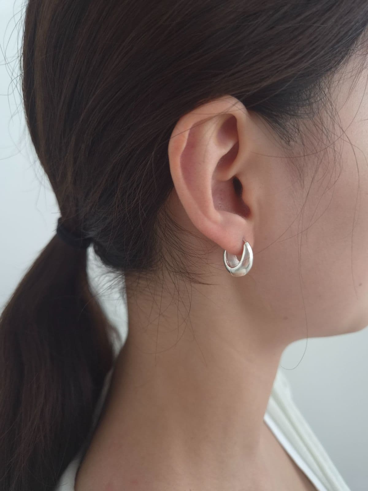 Silver 925 Big Round One-Touch C-Shape Earrings E260604806 - 이미지 3