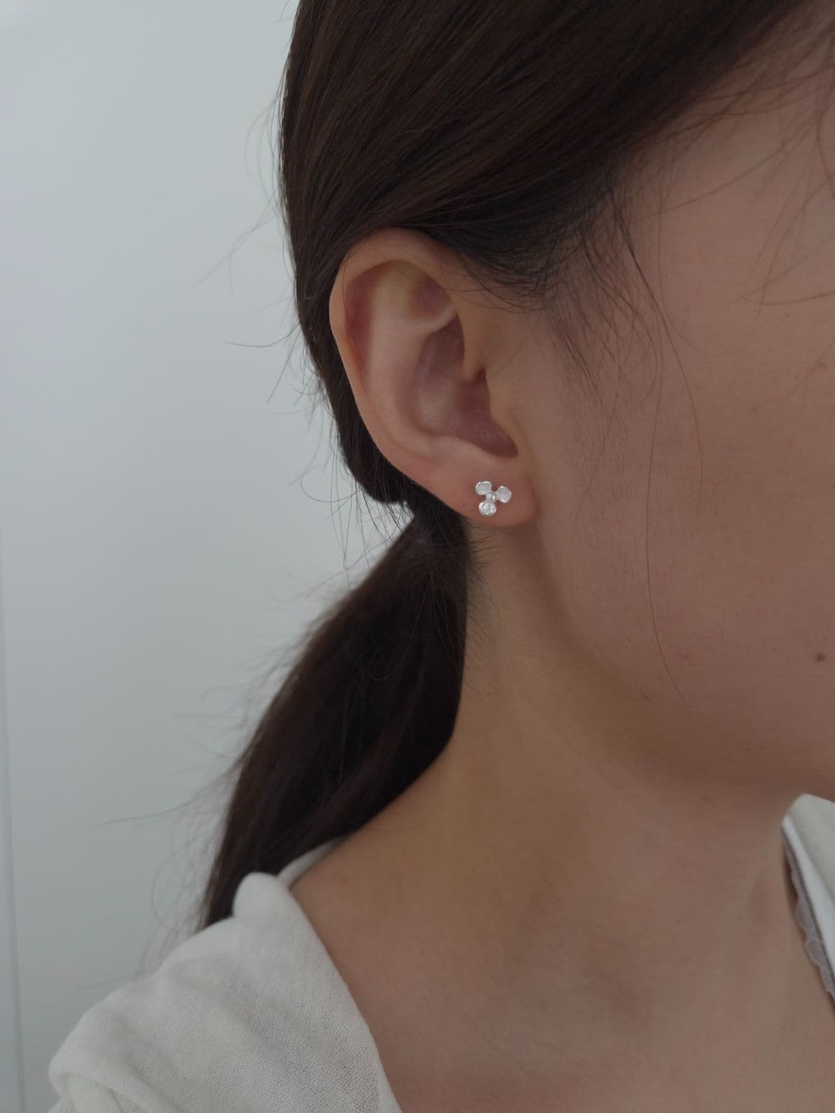 Silver 925 Pearl Flower Post Earrings E260796372 - 이미지 2