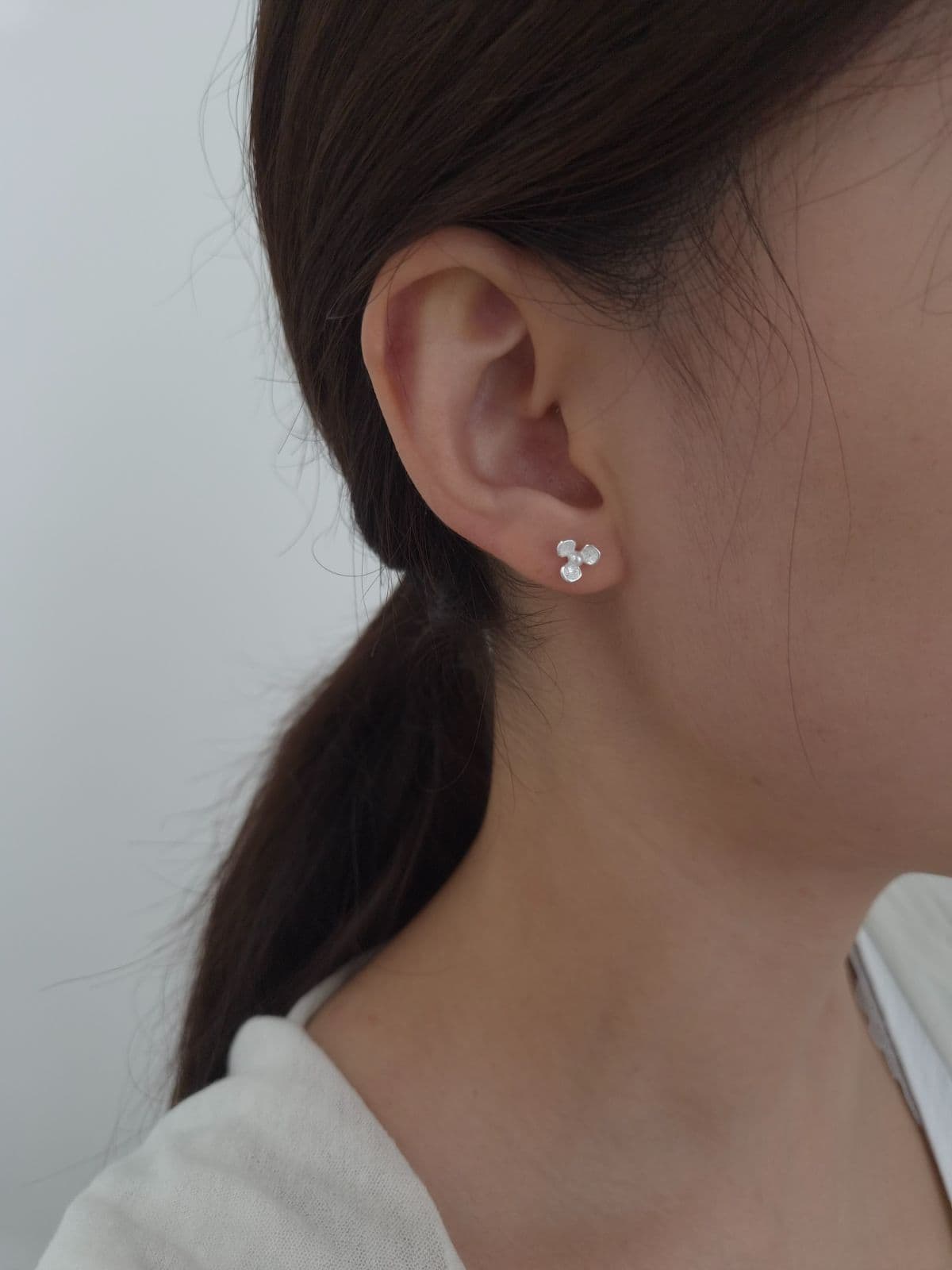 Silver 925 Pearl Flower Post Earrings E260796372 - 이미지 1