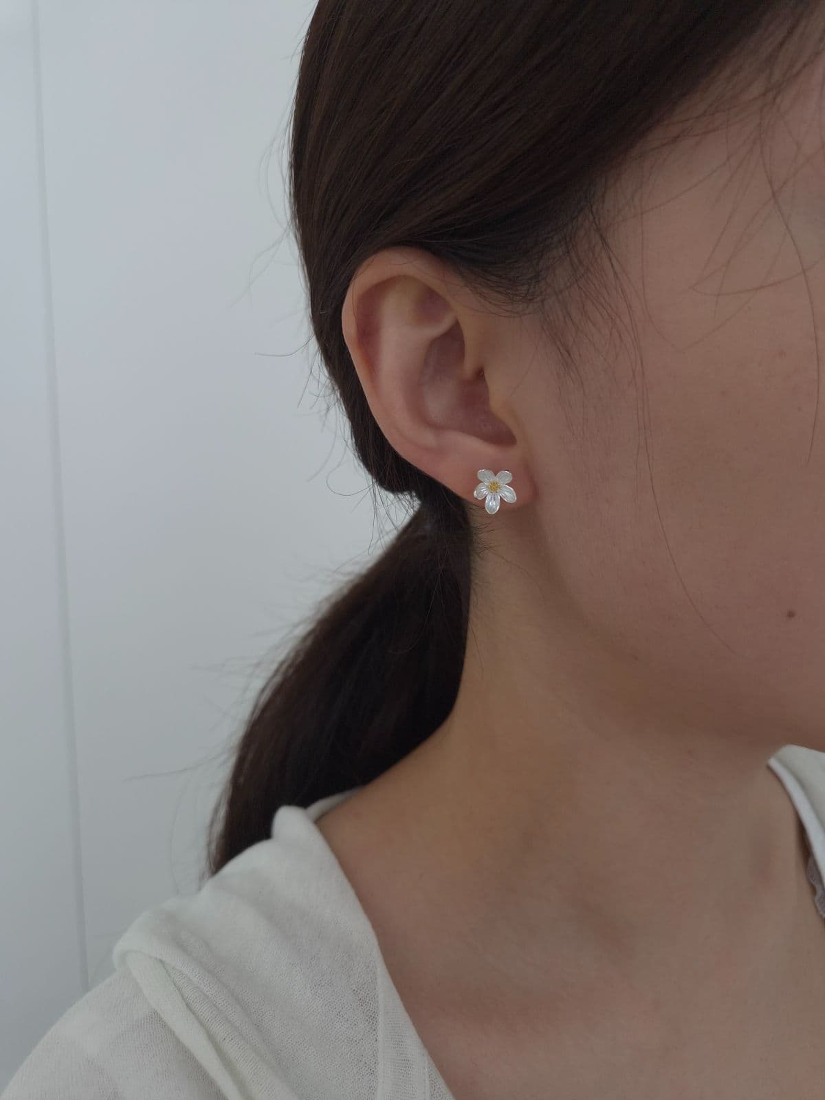 Silver 925 Two-tone Flower Post Earrings E230363183 - 이미지 2