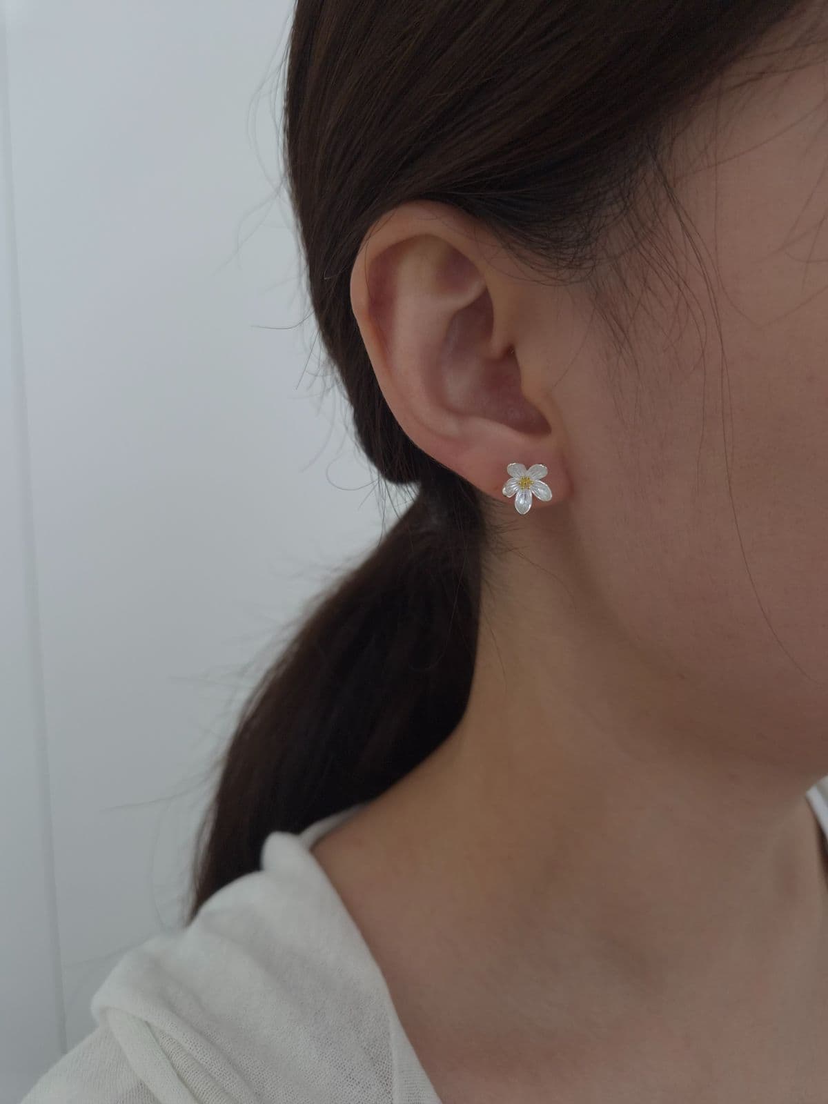 Silver 925 Two-tone Flower Post Earrings E230363183 - 이미지 1