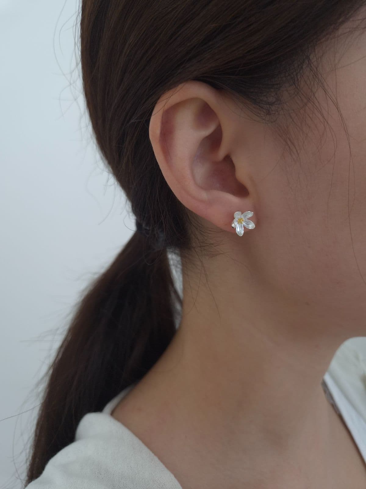 Silver 925 Two-tone Flower Post Earrings E230363183 - 이미지 3