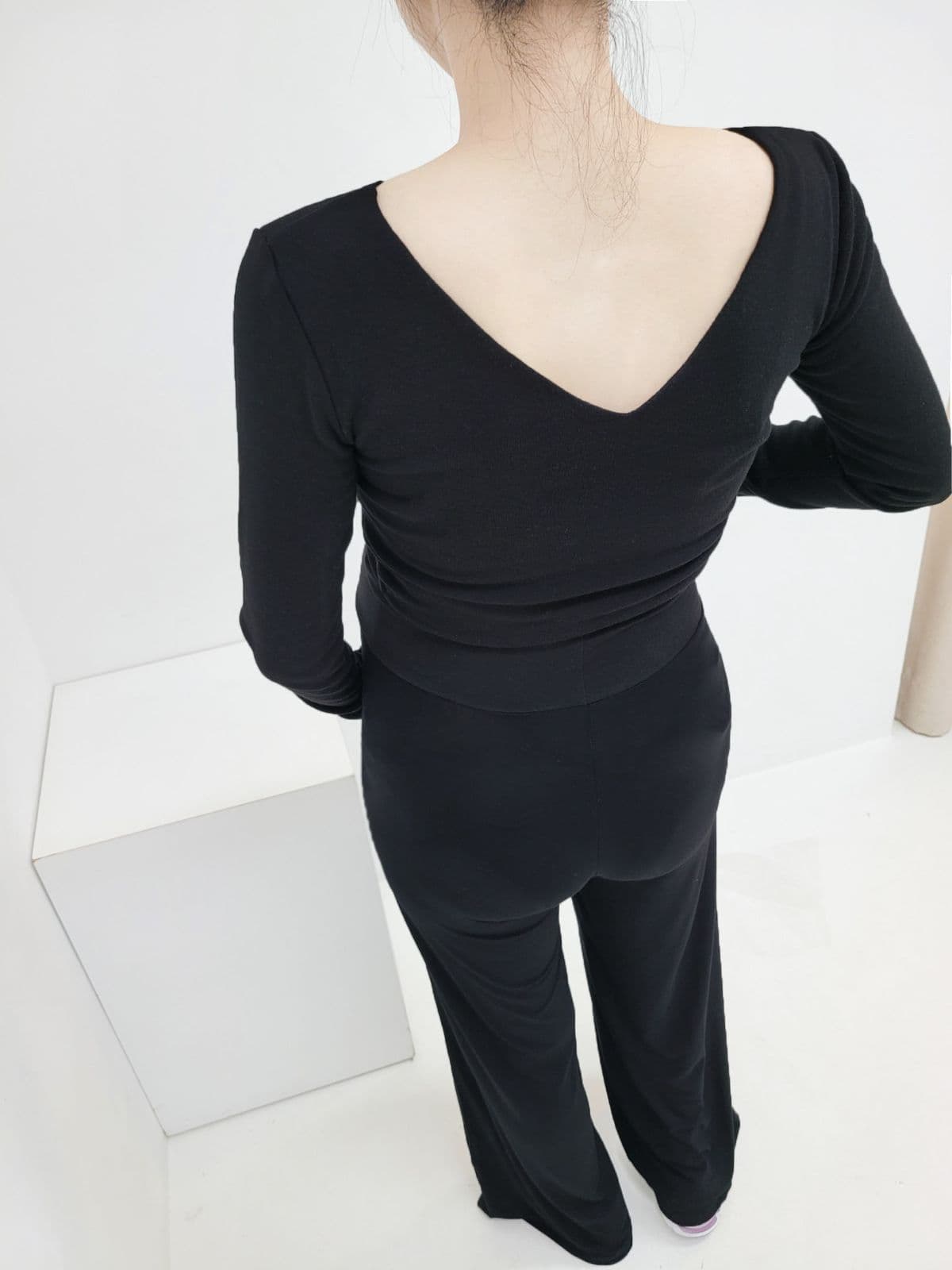 V-neck twisted cropped long-sleeve t-shirt - 이미지 1