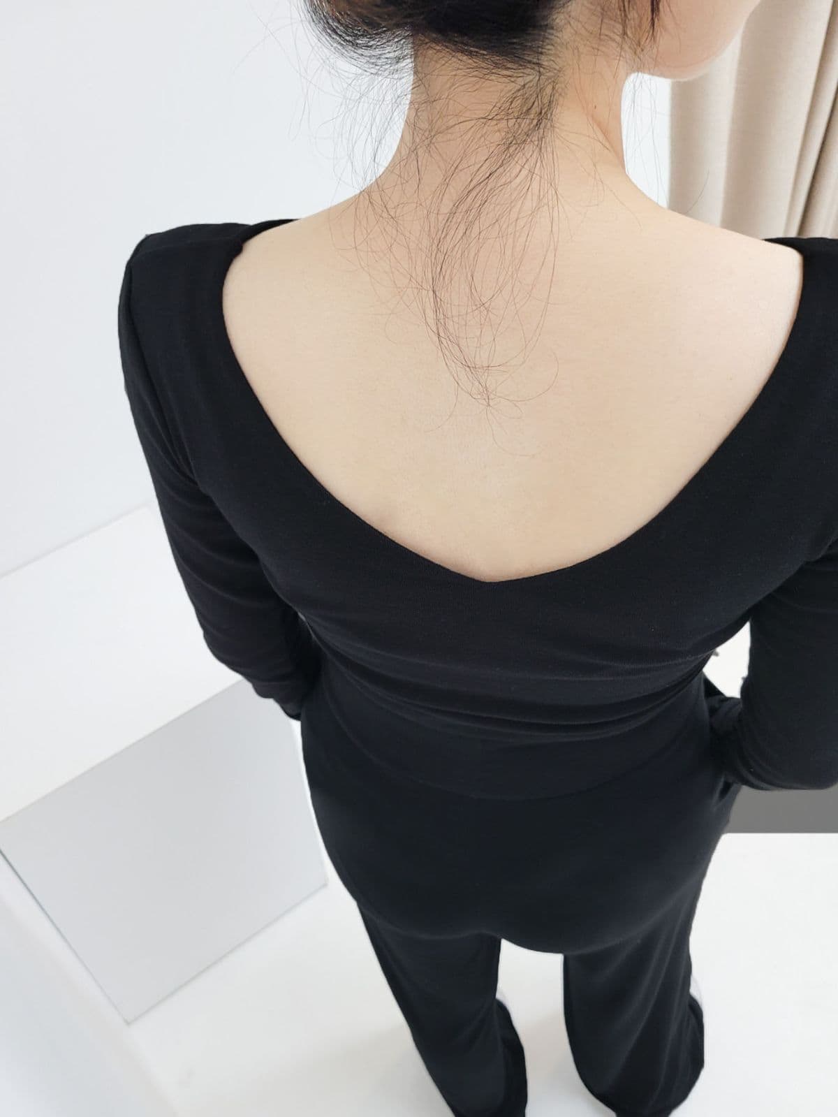 V-neck twisted cropped long-sleeve t-shirt - 이미지 3