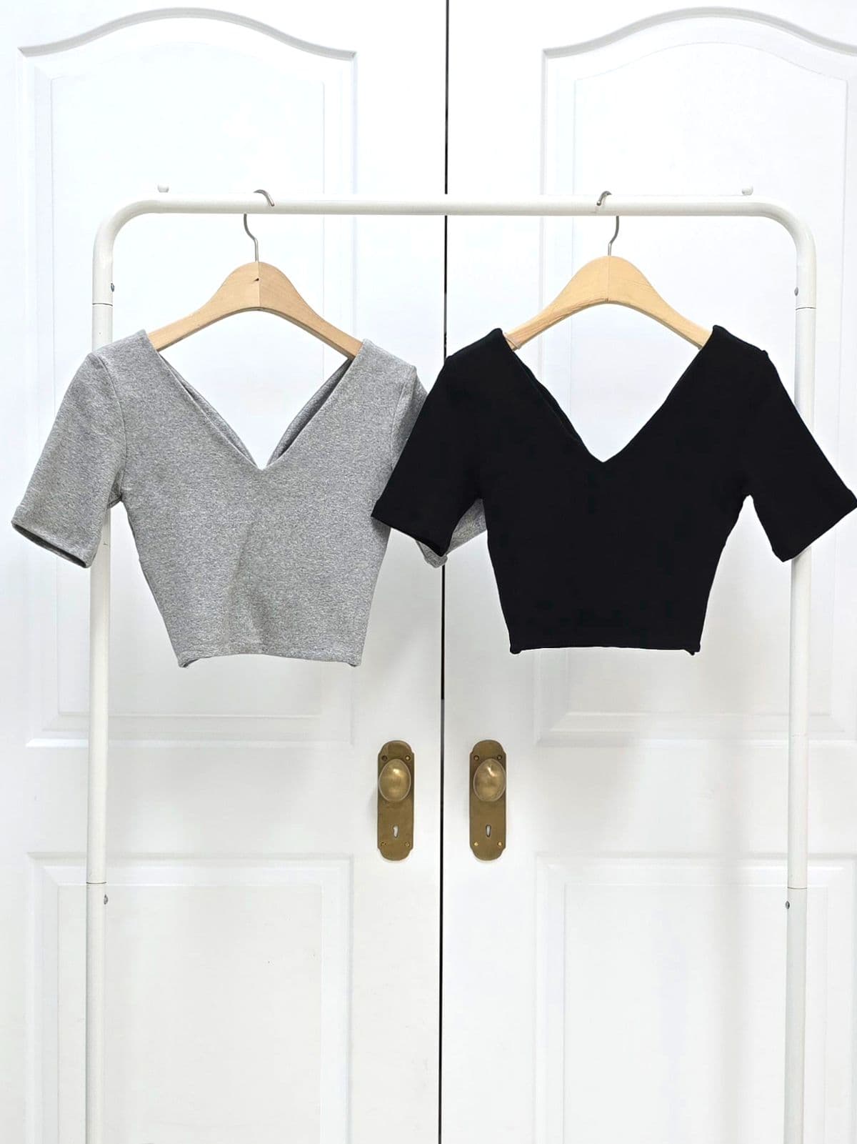 Twisted V-neck Crop Short Sleeve T-shirt - 이미지 2