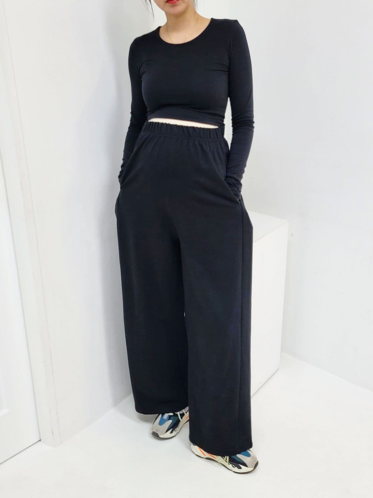 Slim-fit cropped round long-sleeve t-shirt - 이미지 3
