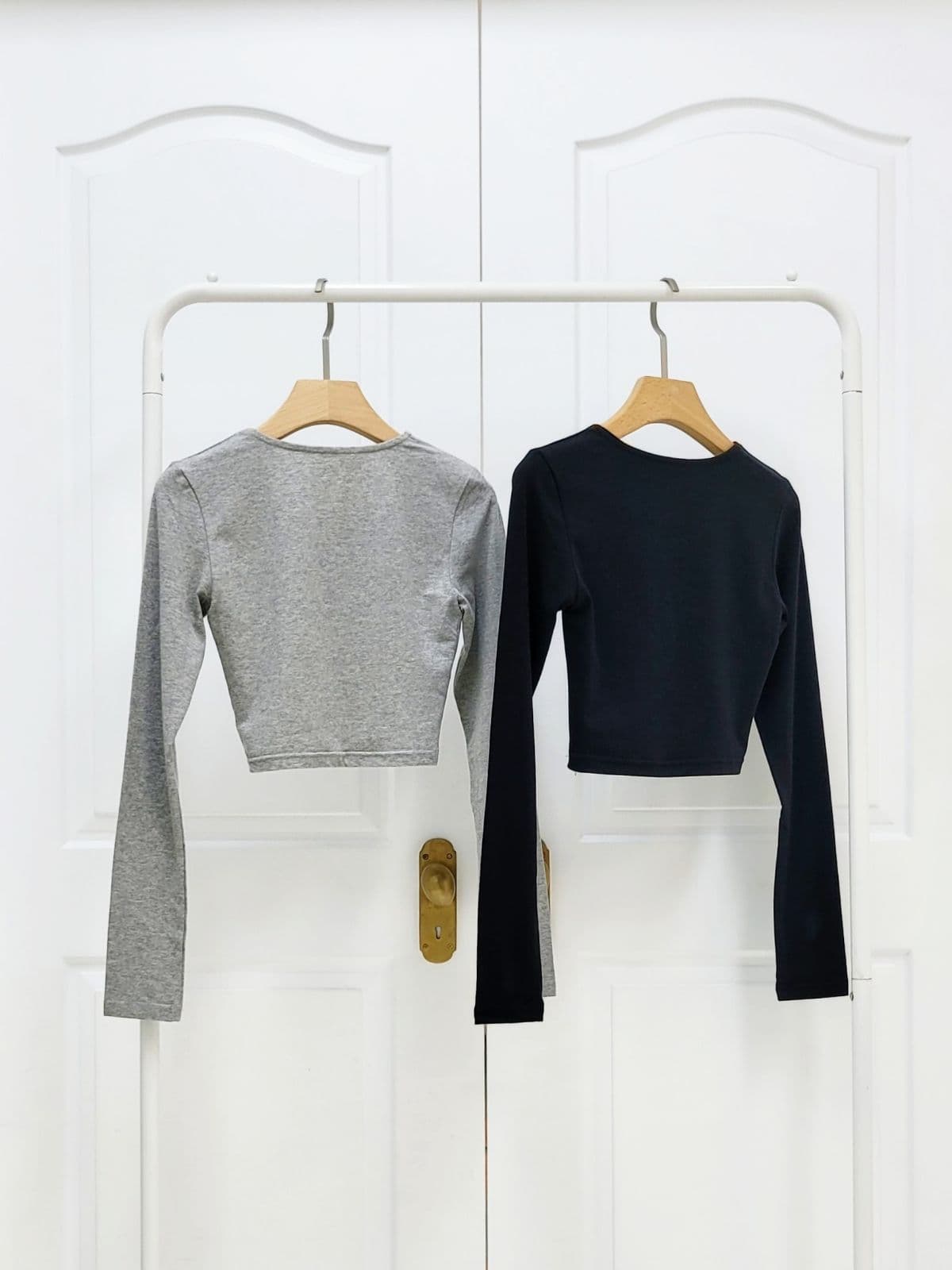 Slim-fit cropped round long-sleeve t-shirt - 이미지 9