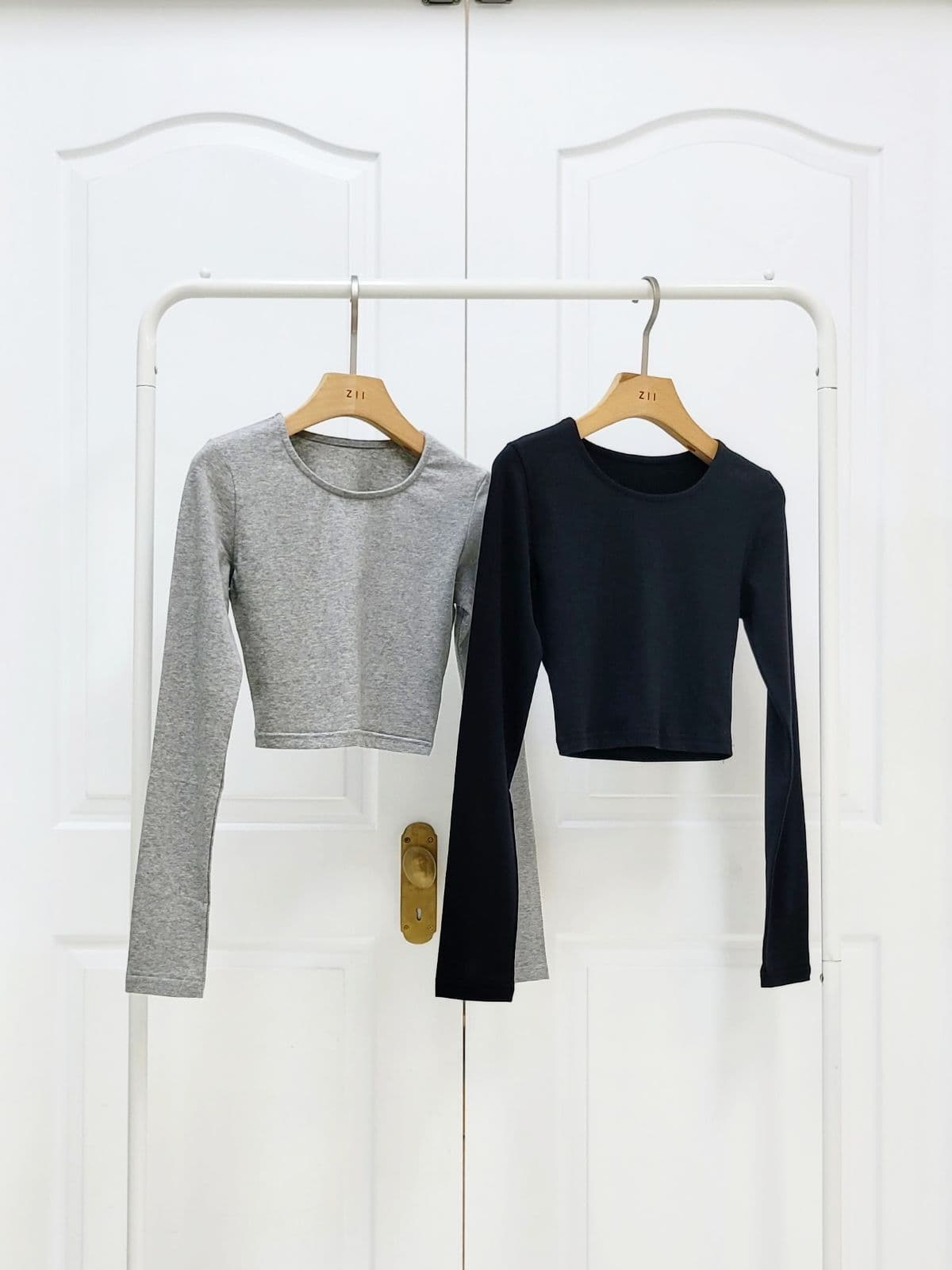 Slim-fit cropped round long-sleeve t-shirt - 이미지 8