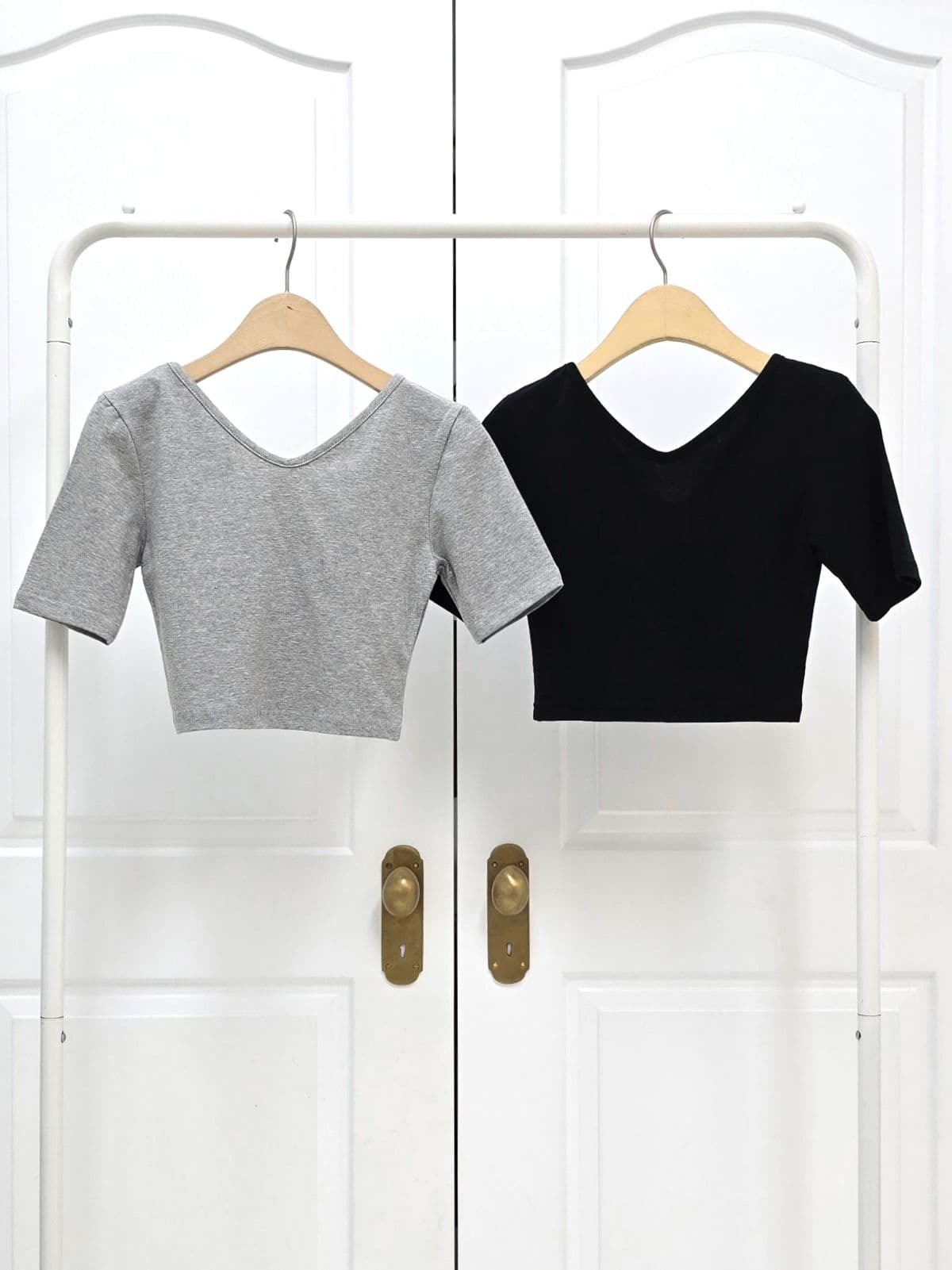 V-neck cropped short-sleeve slim T-shirt - 이미지 2